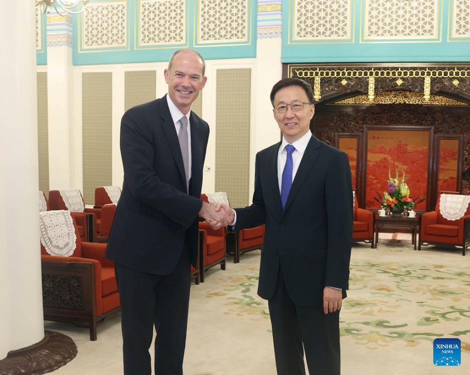 Ben Keswick, presidente ejecutivo de Jardine Matheson saluda al vicepresidente de China, Han Zheng, durante su encuentro en Beijing. (Xinhua)