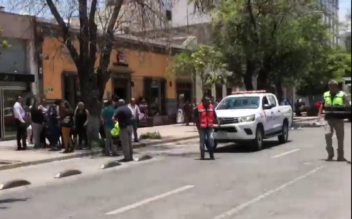 Varios edificios fueron desalojados, especialmente sobre avenida Venustiano Carranza. Foto: (Especial).