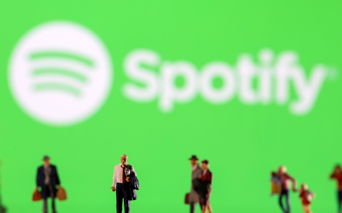 Figuritas delante del logotipo de Spotify en esta ilustración del 11 de febrero de 2022. Foto: (Reuters)