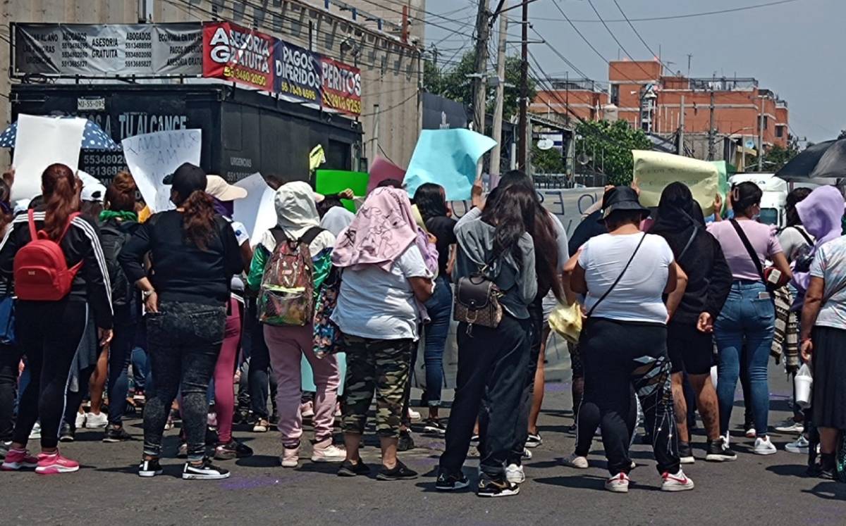Un grupo de feministas protesta al exterior del Reclusorio Oriente. Foto: (César Velázquez).