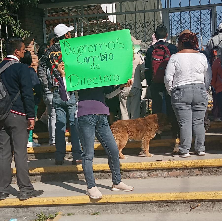 Los manifestantes acusan malos tratos hacia los alumnos. | Especial