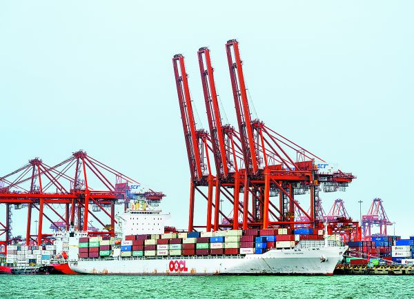 Los volúmenes de contenedores también reflejan un desplazamiento del comercio entre ambas naciones. Shutterstock