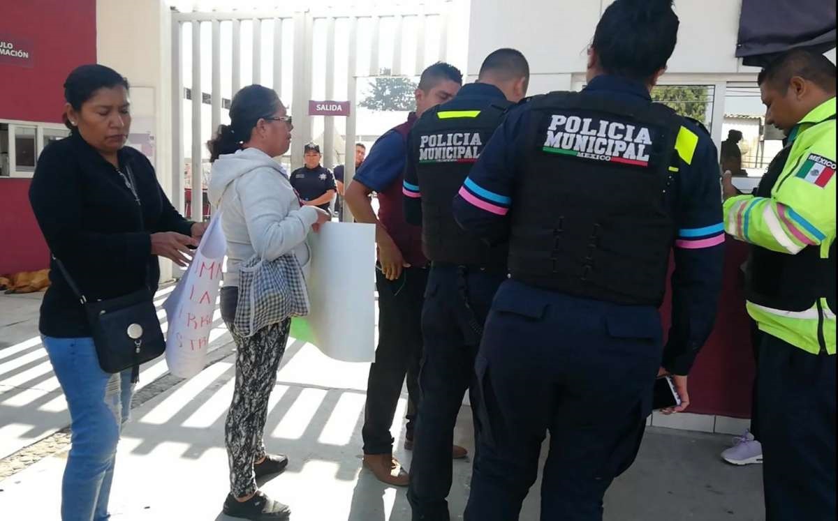 Padres de familia de Tilapa exigen maestros para sus hijos | Especial