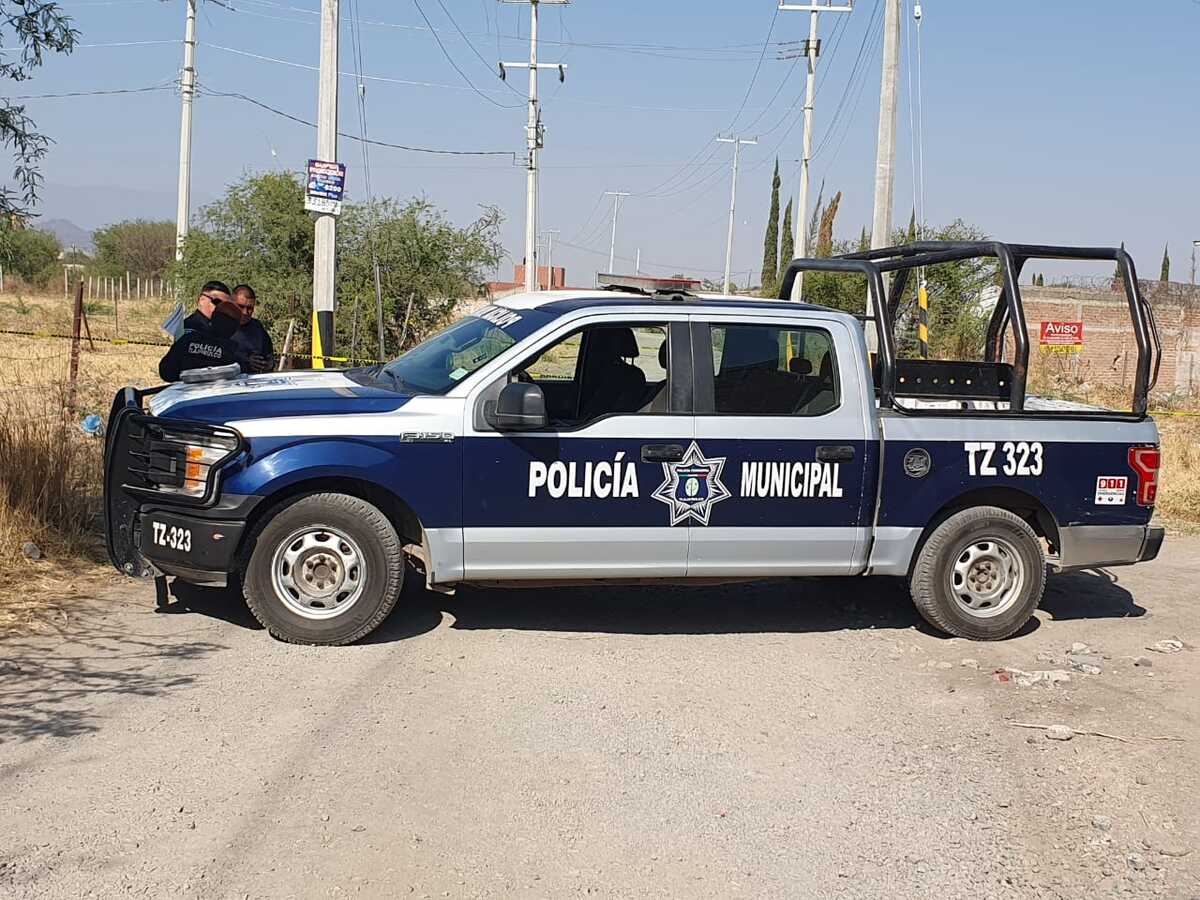 Policías de Tlajomulco vigilan brecha donde hallaron a un joven muerto (Juan Carlos Munguía)