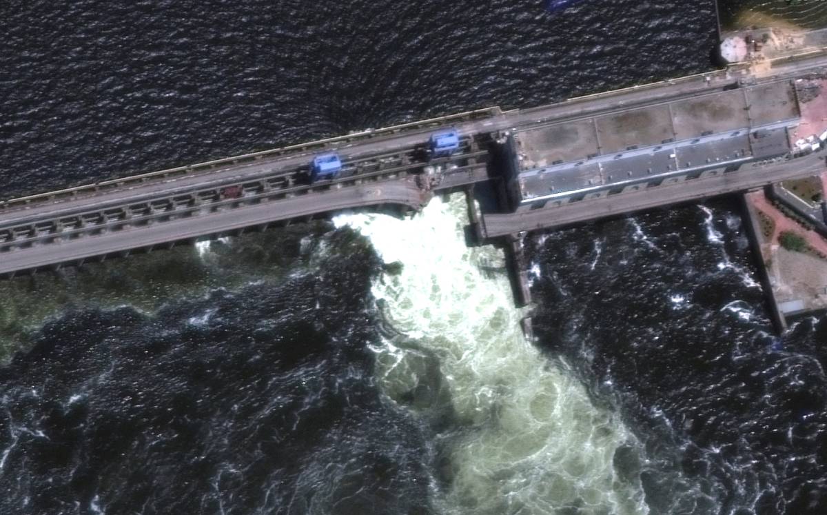 La presa hidroeléctrica de Kajovka, Ucrania, fue destruida. Foto: (Reuters).