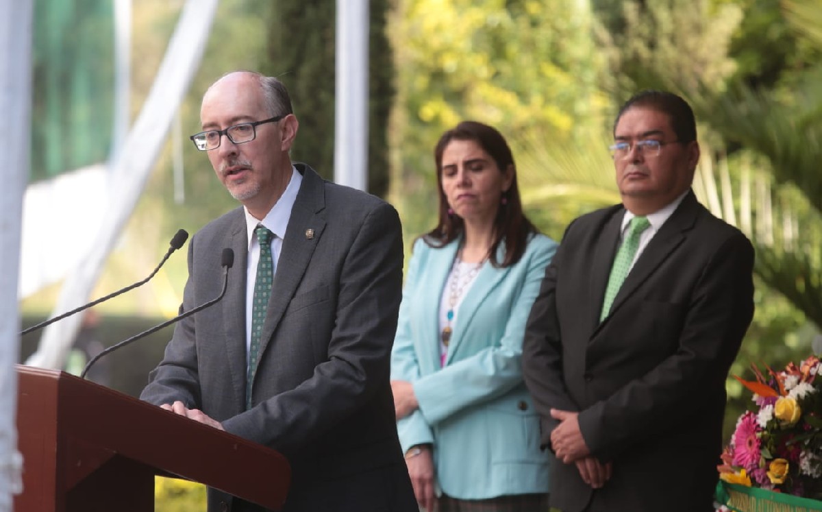 Carlos Eduardo Barrera Díaz, rector de la UAEMex, en el monumento a la libertad de expresión (Tania Contreras)
