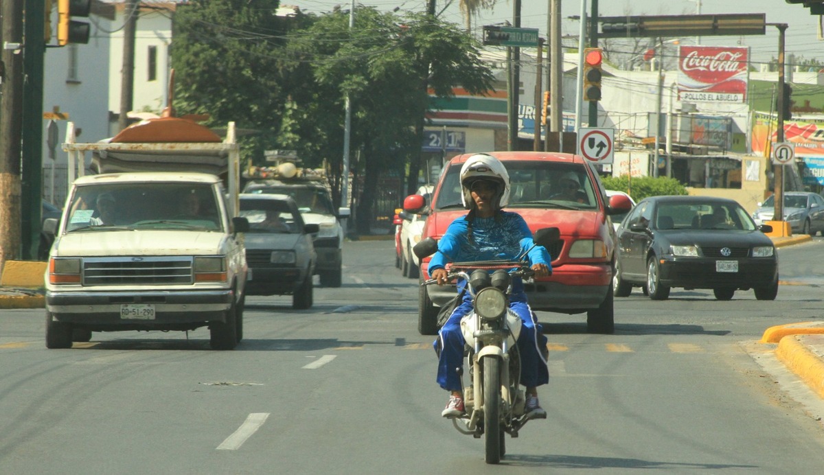 Algunos conductores de motos no cumplen con el reglamento y equipo de protección. R. Palacios