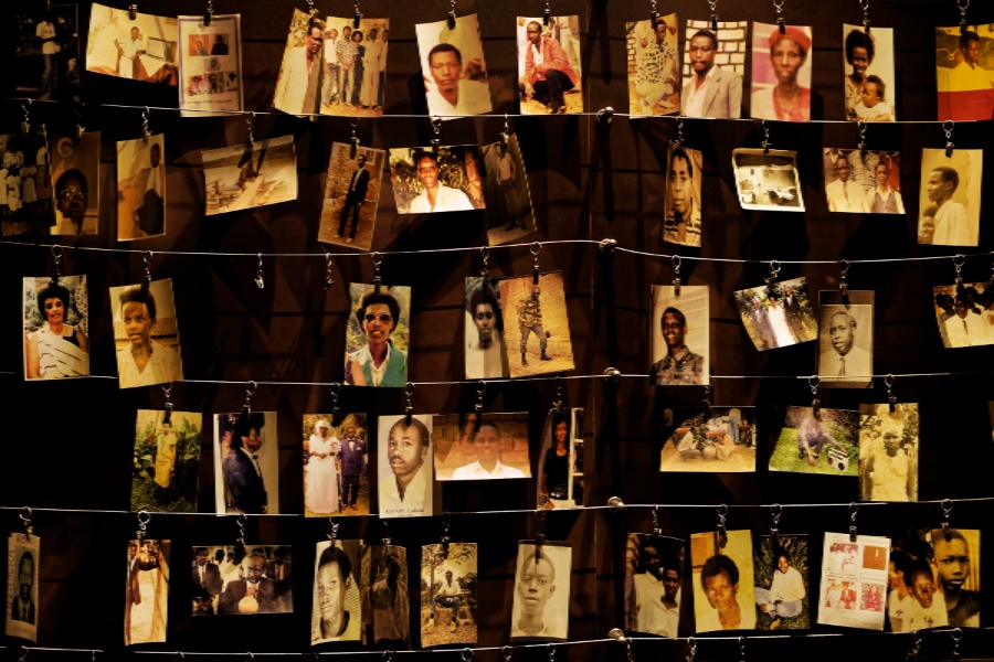 Fotografías familiares de algunas víctimas, expuestas en el centro para el recuerdo del genocidio de Kigali | AP