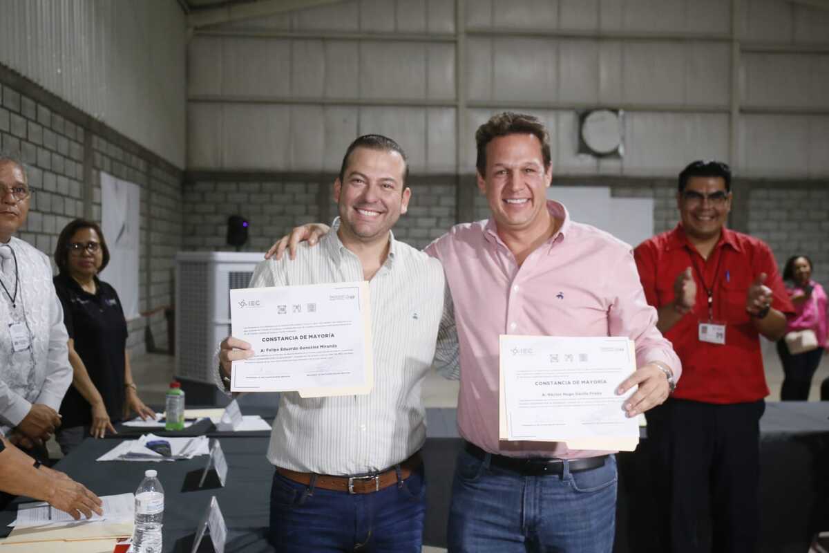 Héctor Dávila recibe constancia de mayoría. | Roberto Amaya