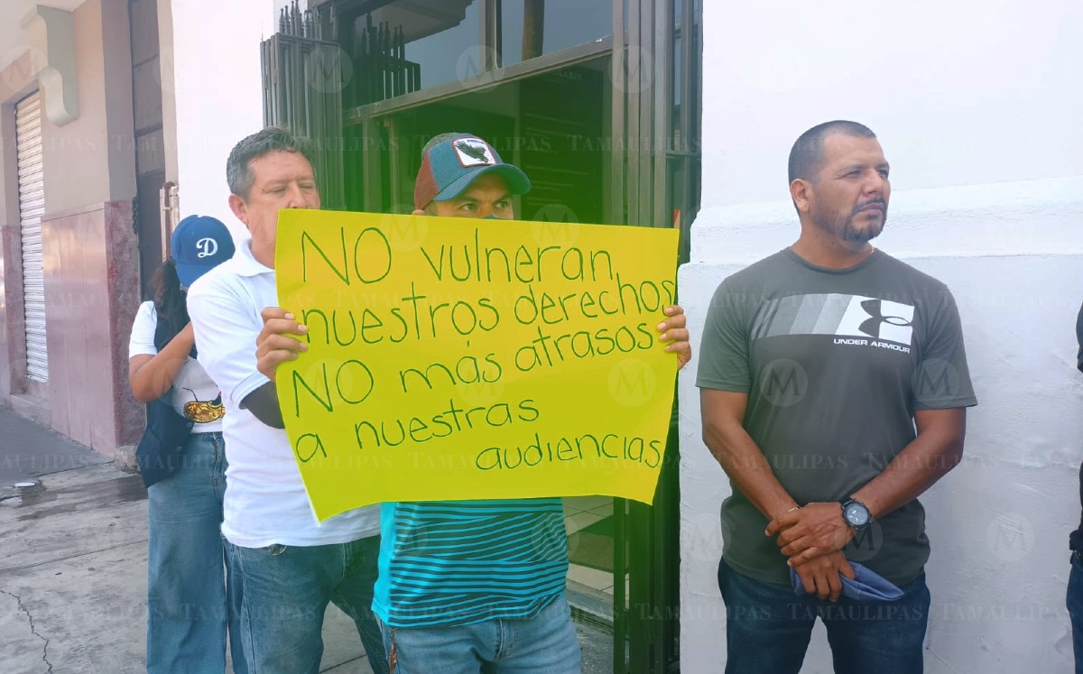 Manifestación a las afueras de la Junta Federal de Conciliación y Arbitraje. (Reynaldo Gutiérrez)