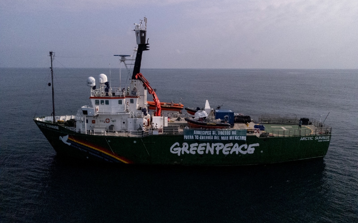 Una manta fue colocada en el barco de la organización para alertar los efectos que tendrá el gasoducto. | Especial