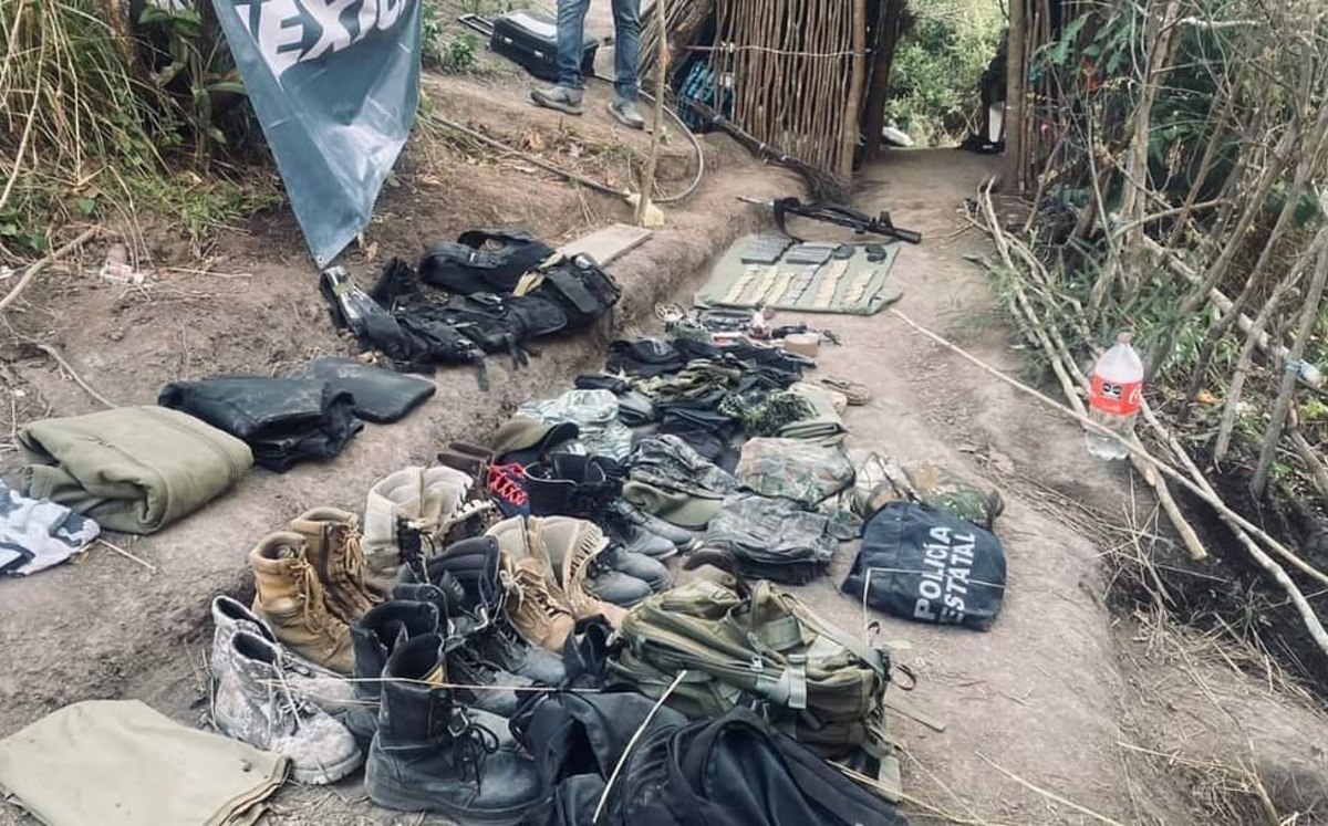 Los militares localizaron armas y equipo táctico en el campamento. | Especial