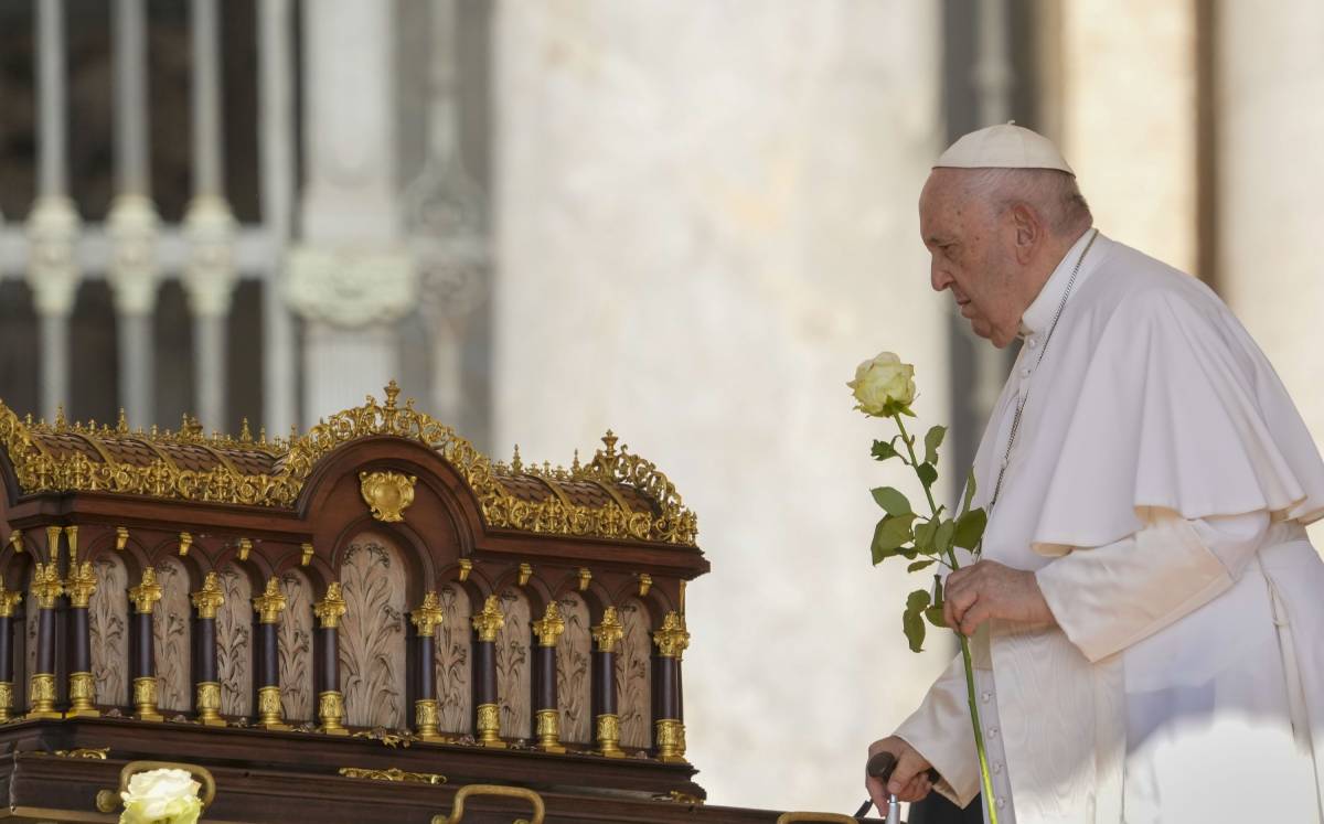 El papa Francisco junto a las reliquias de Santa Teresa previo a operación. Foto: (AP).