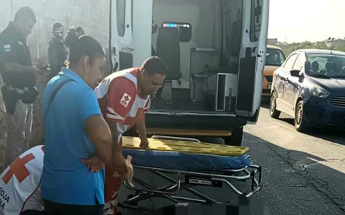 La pareja que viajaba en moto resultó lesionada. (Especial)