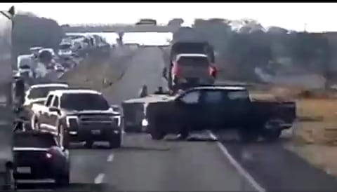 El atraco ocurrió en medio de la autopista Aguascalientes - León, en el municipio de Lagos de Moreno. (Especial)