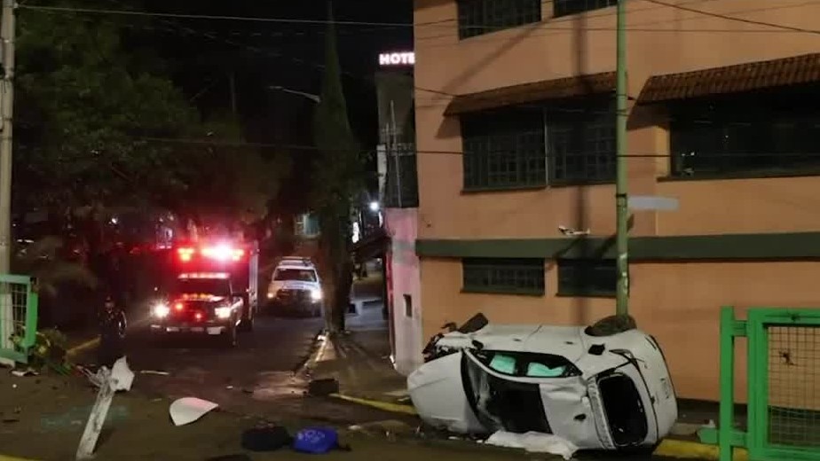 Auto se vuelca sobre Calzada de Tlalpan en la Ciudad de México
