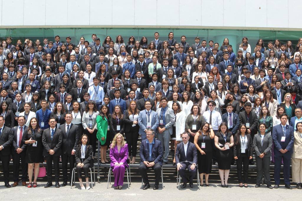 El canciller agradeció a los jóvenes por la invitación al proyecto. (Twitter)