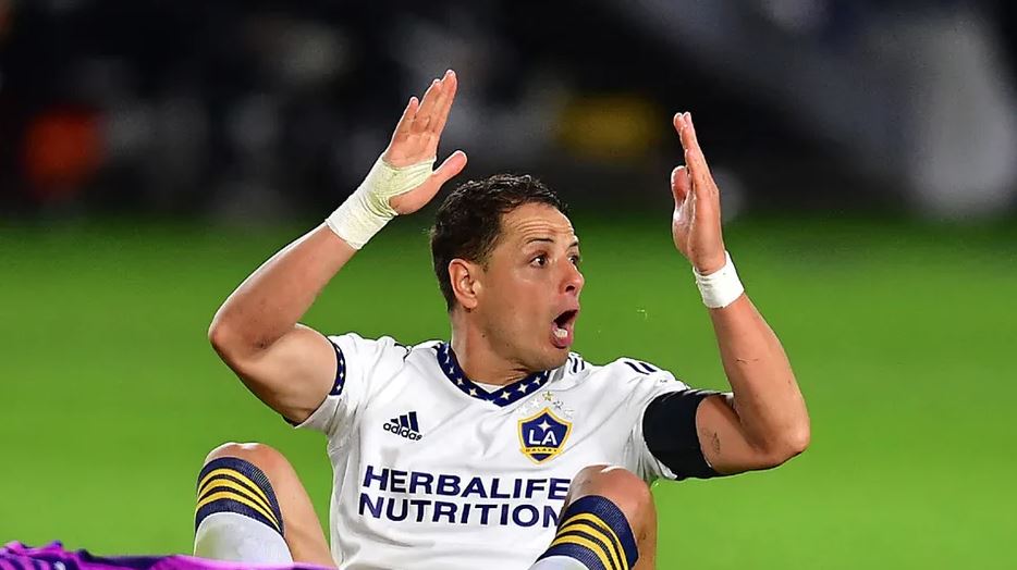 Chicharito' Hernández sufre aparatosa lesión y sale en camilla en partido del Galaxy