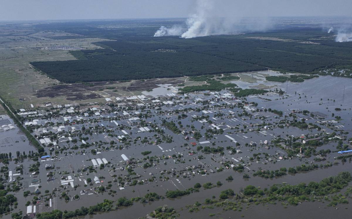 Un dron sobrevoló la zona inundada en Ucrania. Foto: (AP).