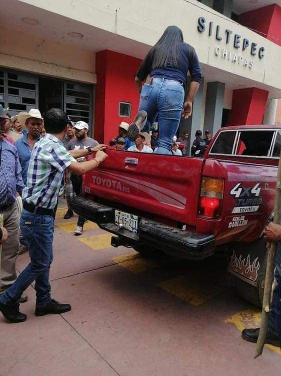 Los funcionarios fueron llevados en una camioneta roja. | Especial