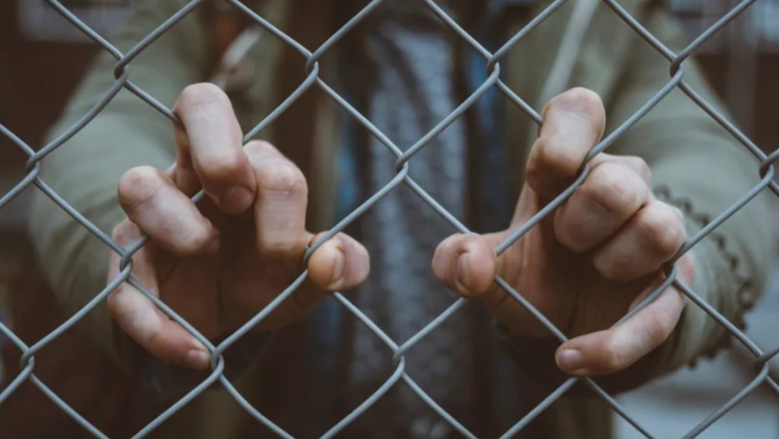 Mujer prostituía a su hija en Ciudad de México en un microbús abandonado