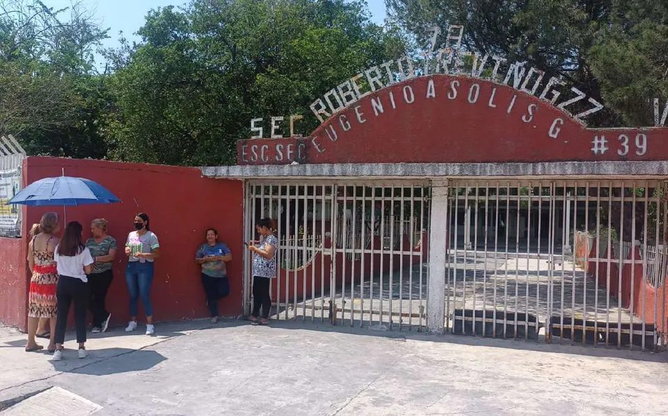 Los padres de familia señalaron que una alumna llevó clonazepam y las repartió entre los alumnos. Foto: Fabricio Gallegos