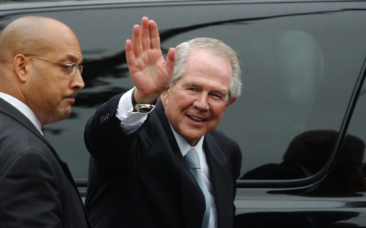 Pat Robertson saludando a camarógrafos (Agencia EFE)