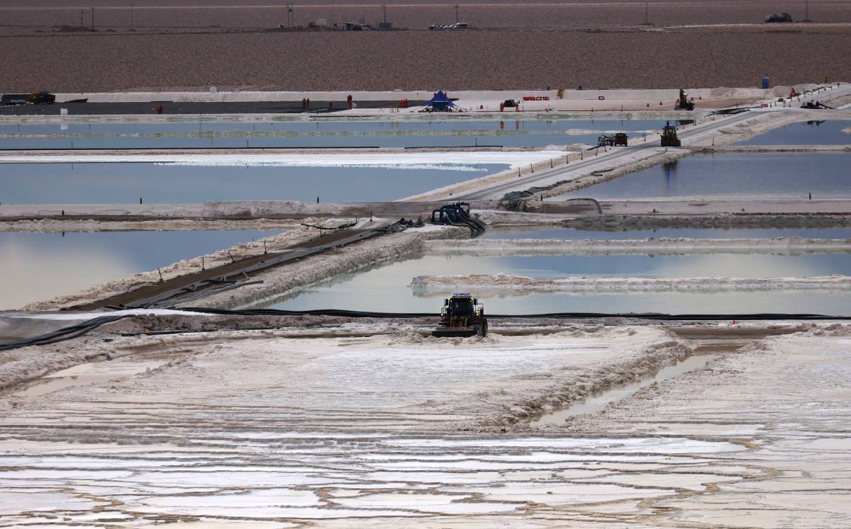 Piscinas de salmuera de la planta de litio Albemarle, en Chile. Foto: (Reuters).