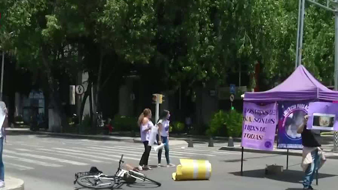 Protestan colectivos en Paseo de la Reforma, denuncian acoso sexual y agresiones en preparatoria