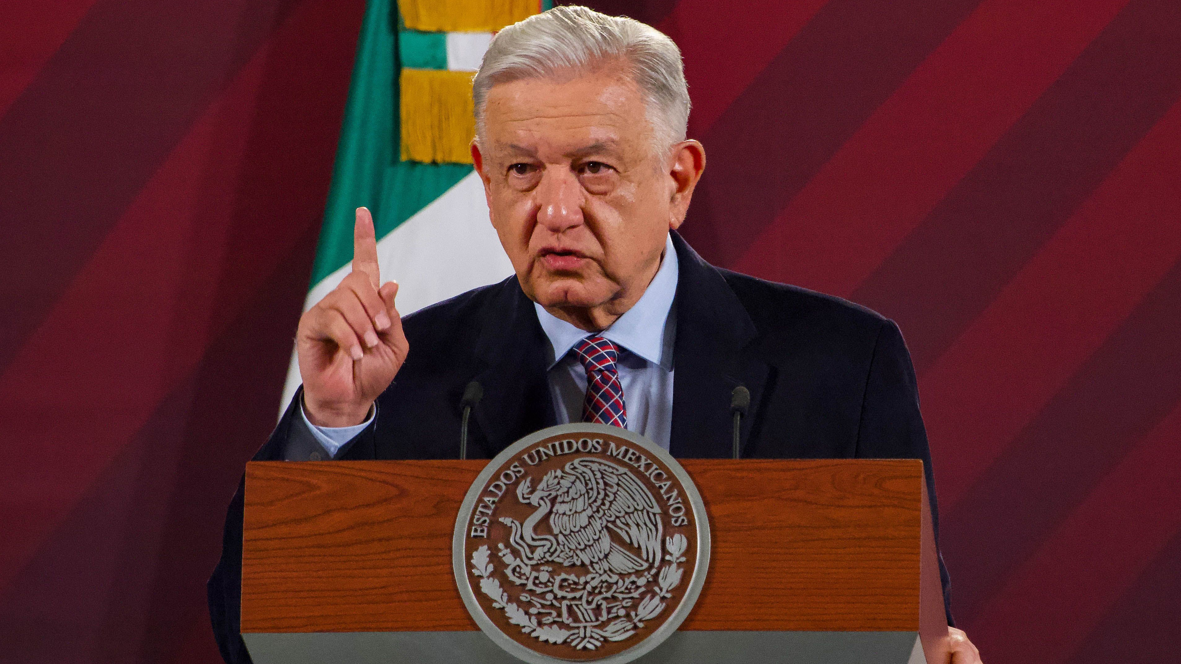 AMLO analiza si firma o frena reforma sobre límite a publicidad en estados