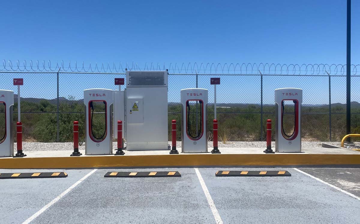 Cargadores de Tesla en carretera Gómez Palacio- Durango. (Especial)