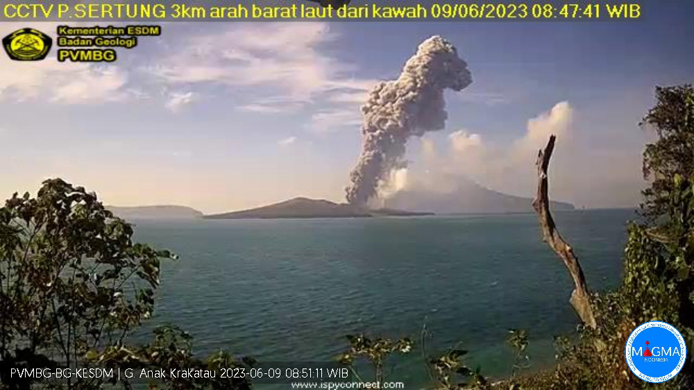Nueva erupción del volcán Anak Krakatoa amenaza la región.