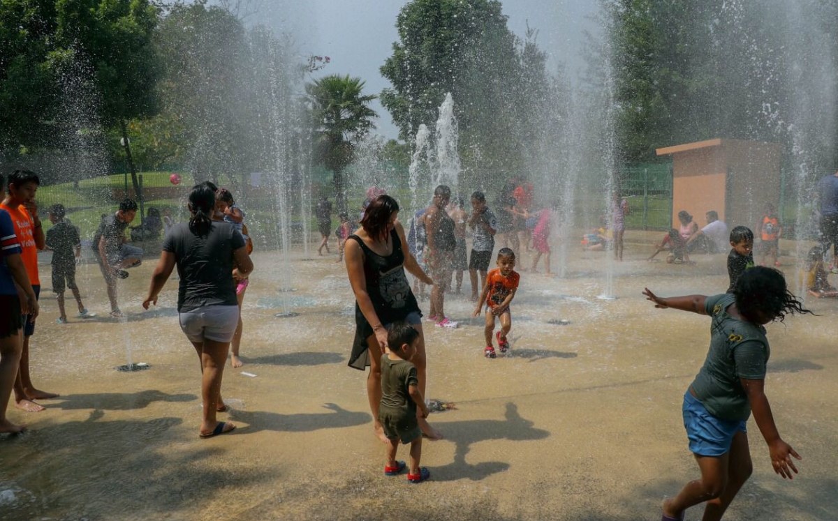 Habitantes se refrescan en las fuentes  de los parques en Tamaulipas debido al fuerte calor.