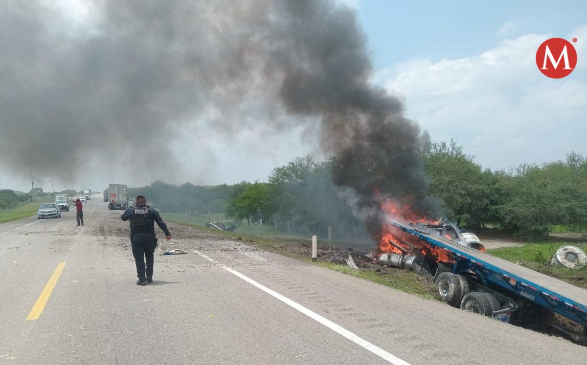 Se incendia tráiler en carretera de Tamaulipas; conductor queda herido