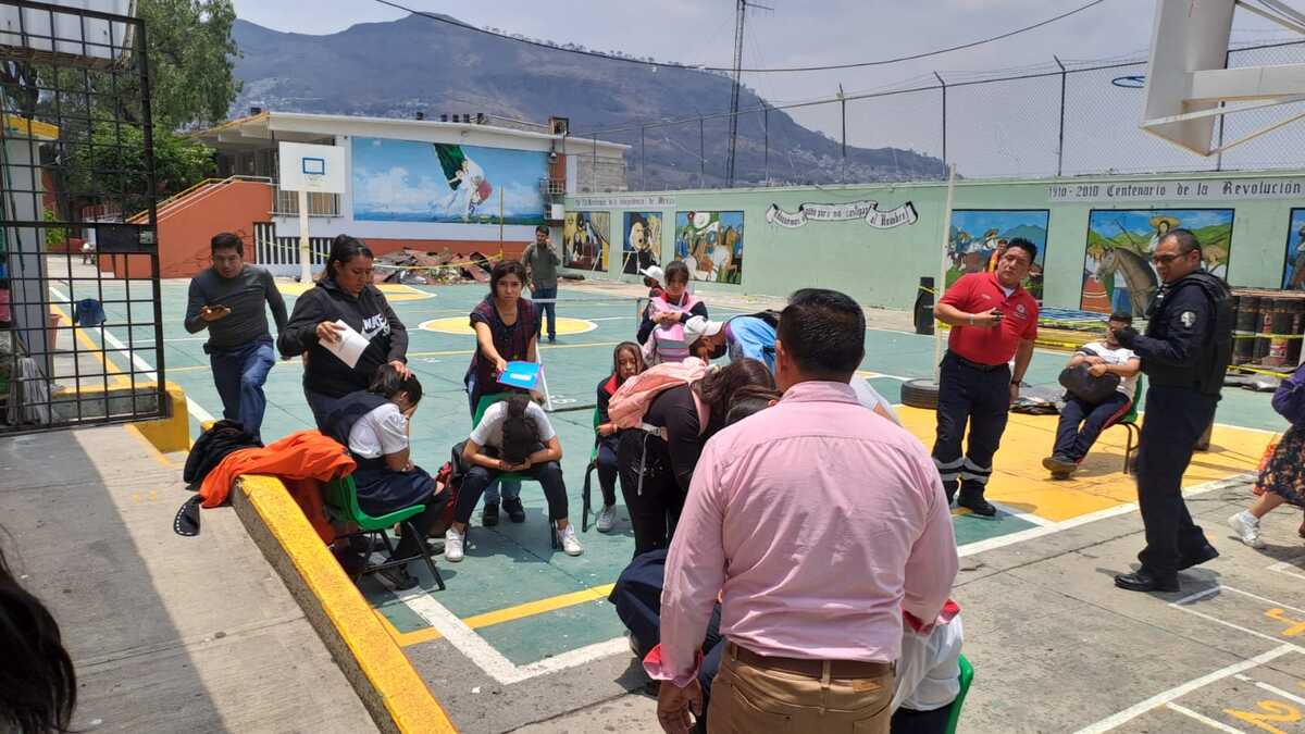 Intoxicación masiva en escuela primaria de Tlalnepantla deja a ocho menores afectados.