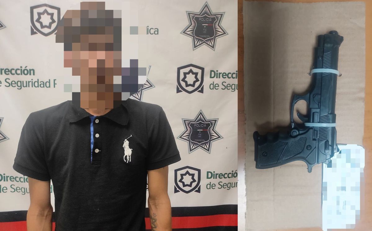 El joven fue detenido al detectarle entre sus pertenencias una pistola de plástico. (Especial)