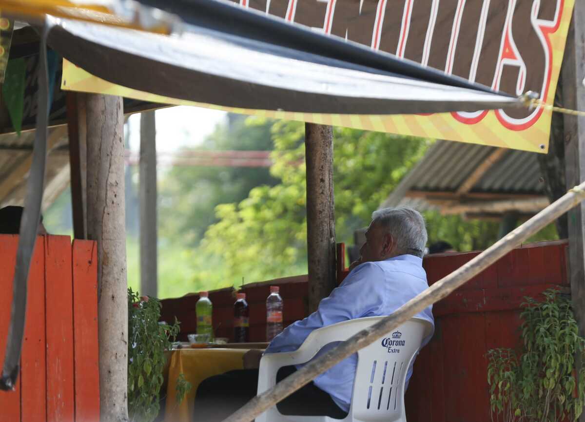 López Obrador arropado por seguidores en San Luis Potosí.