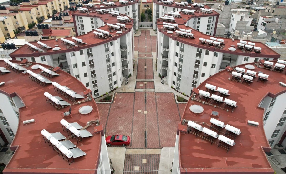 Sheinbaum entregó la unidad habitacional junto con la alcaldesa de Tláhuac. | Especial