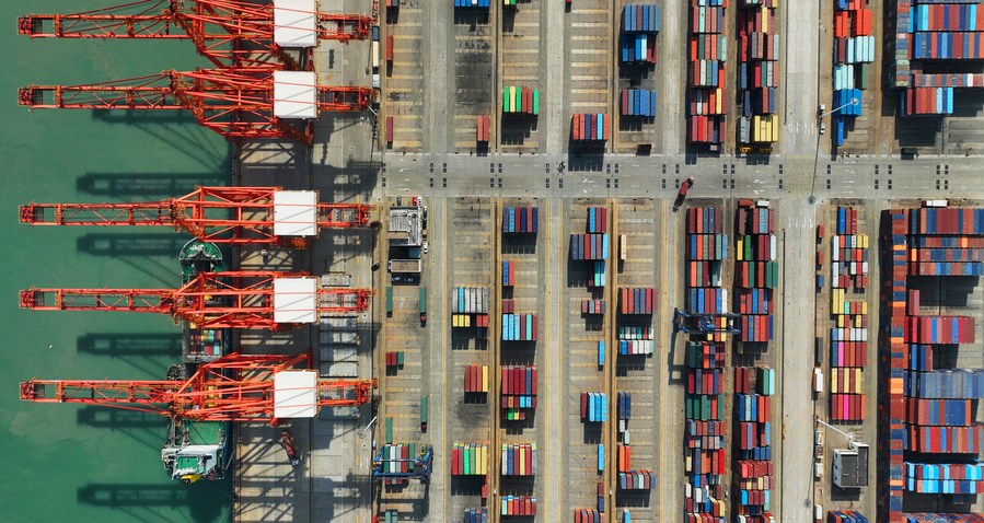 Foto aérea del 9 de mayo 2023, muestra la terminal de contenedores del puerto de Lianyungang, provincia de Jiangsu, China. (Xinhua/Geng Yuhe)