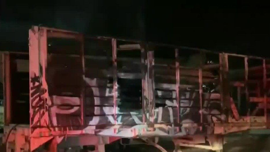 Caja de tráiler abandonada se incendia en calles de Iztacalco en Ciudad de México