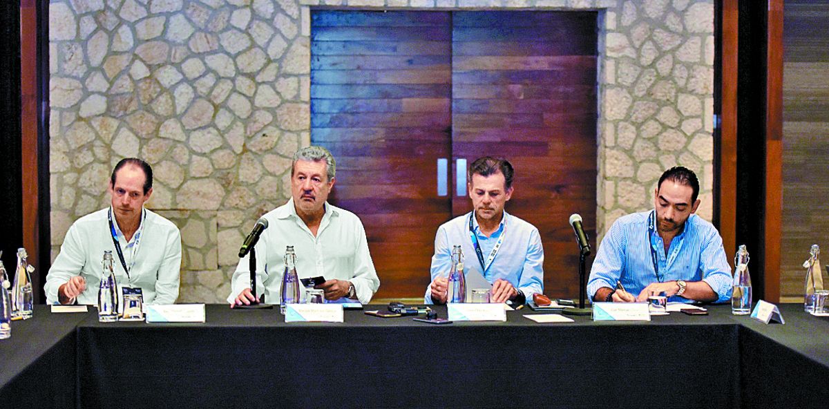 Al centro, Marcos Martínez y José Oriol Bosch en el Foro de Emisoras. Especial
