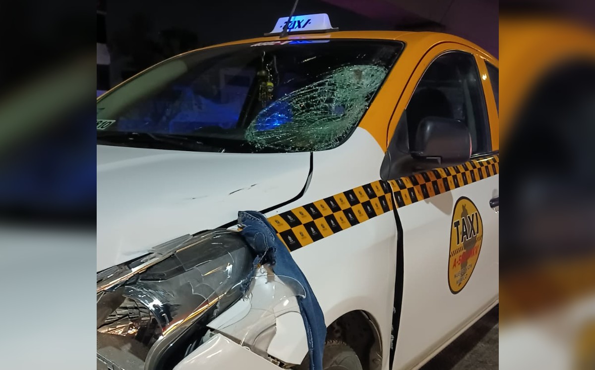 Elementos de Tránsito de Monterrey detuvieron al conductor del taxi. Israel Santacruz