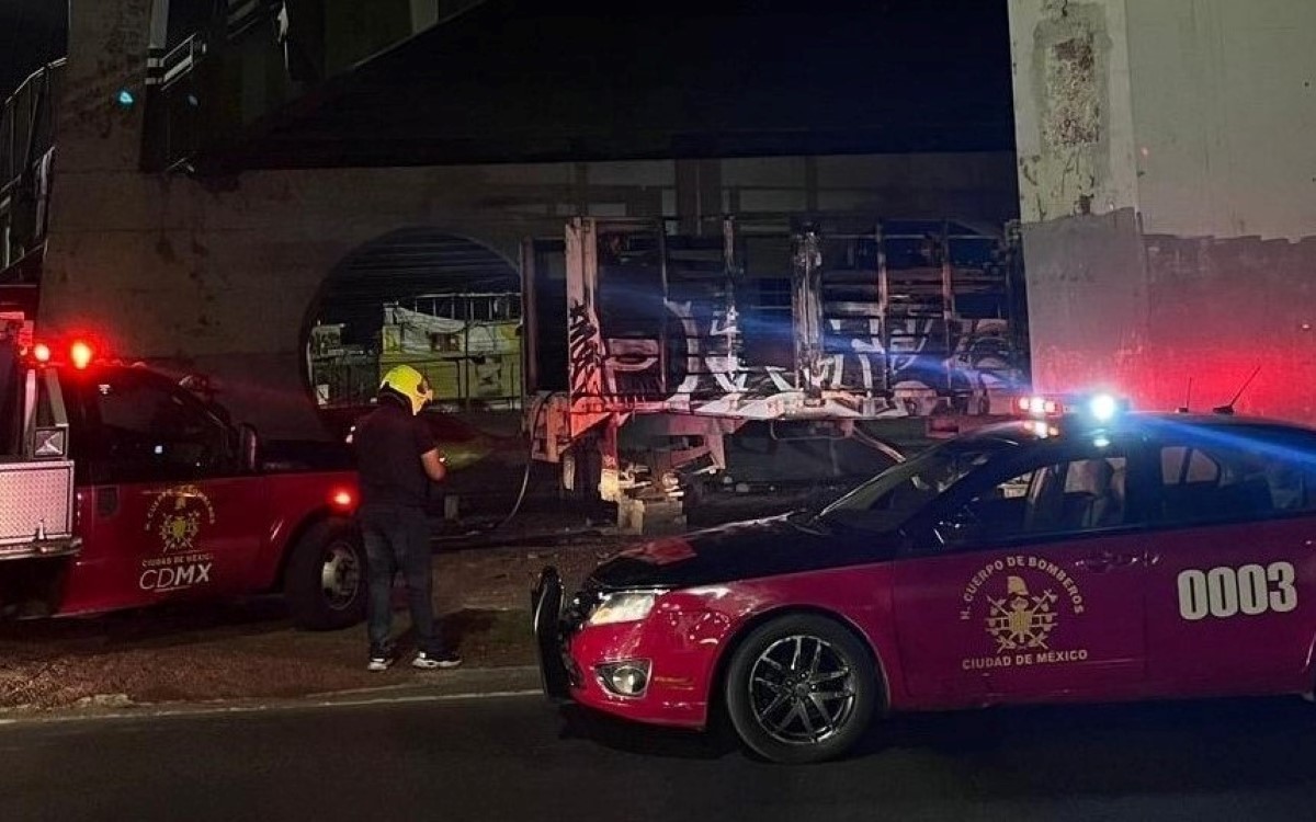 El incendio ocurrió en el camellón de Periférico Oriente. | Enrique Luna