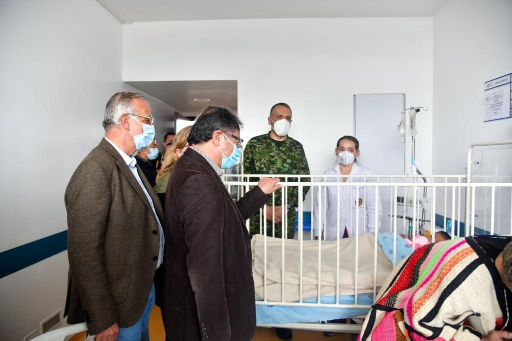 El presidente de Colombia, Gustavo Petro, visitando a los niños. (@petrogustavo)