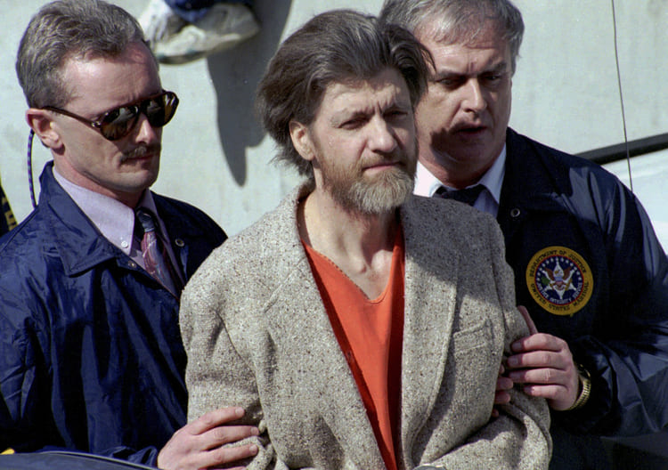 Theodore "Ted" Kaczynski es escoltado a su auto afuera de una corte federal en Helena, Montana. (AP)
