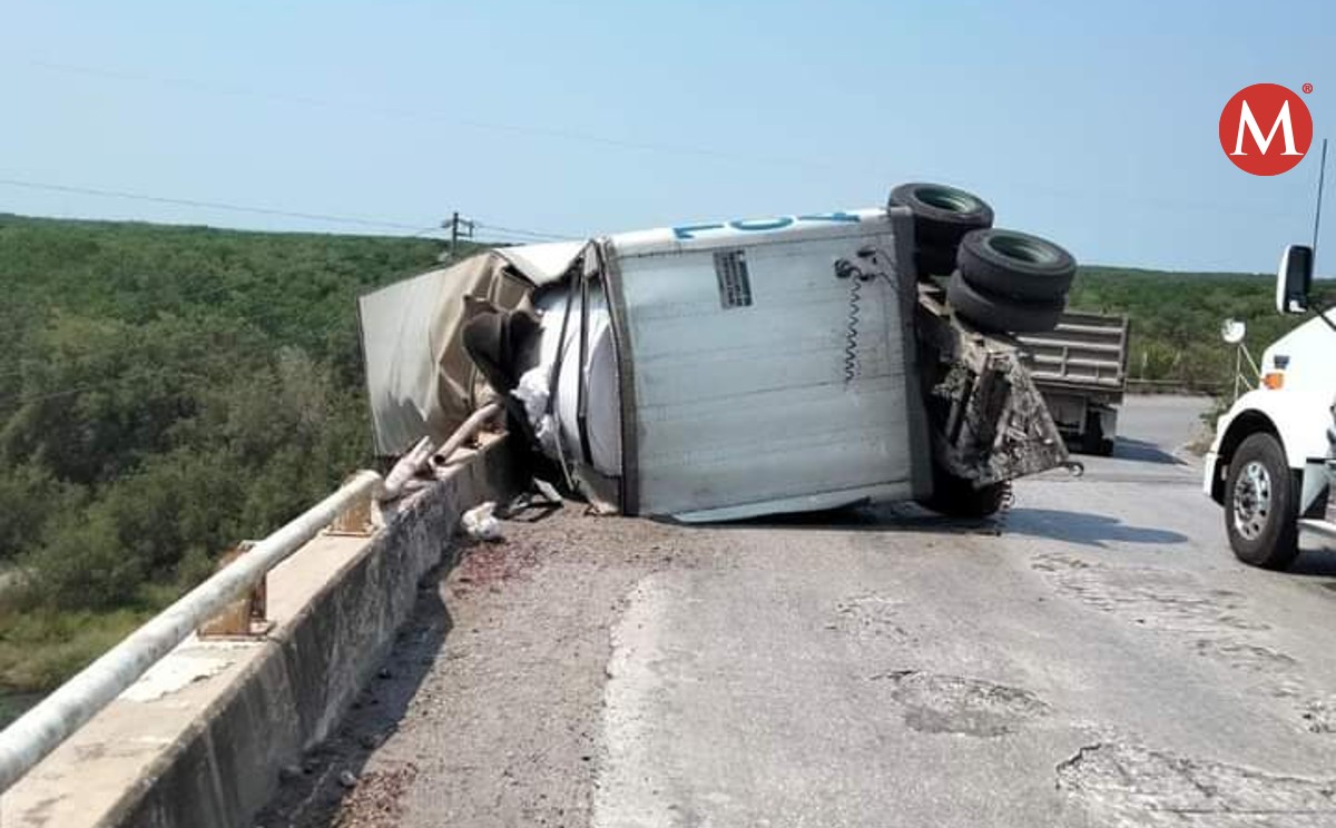 Vuelca tráiler en puente el Prieto sobre la carretera Tampico-Valles