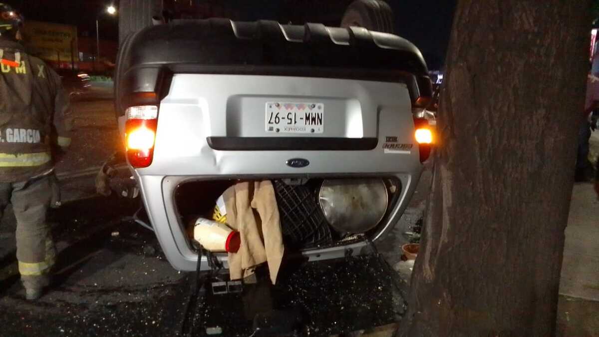 Camioneta vuelca sobre calzada de Tlalpan. | Especial