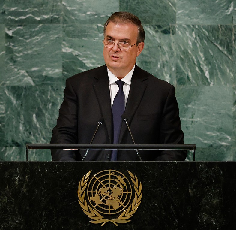 Ebrard, el canciller-salvavidas que ya ha ocupado la silla del jefe de Estado. | AP