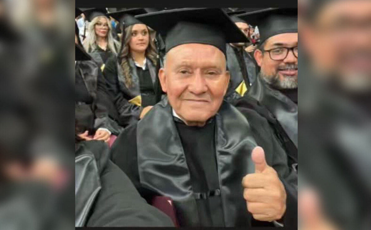 Salvador Escobar, de 64 años se graduó de su tercera maestría | Facebook Salvador Escobar Guerrero