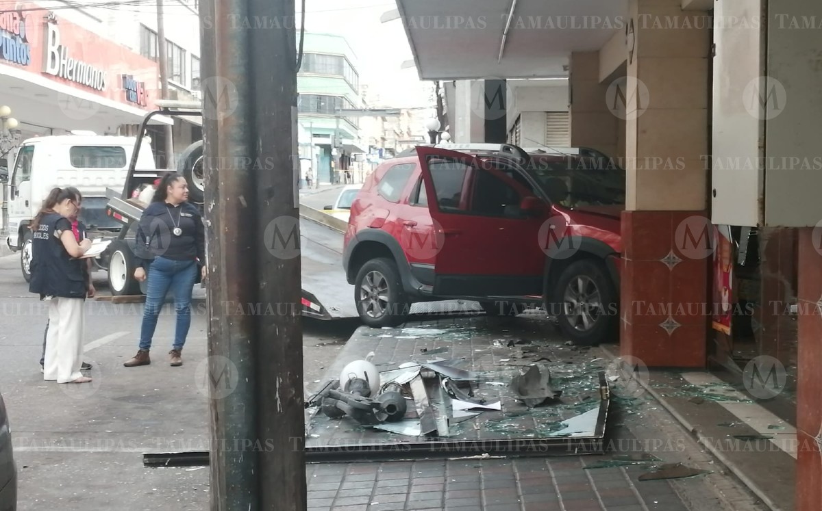 Vehículo impacta comercio e zona centro. (Sandra Sosa)